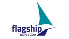 旗舰娱乐徽标由小野鸭三角形制成，形状像小船帆，下面的深蓝色形状代表船的船体。船船体左侧的文字阅读：旗舰娱乐。