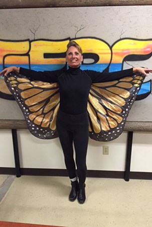景观结构凯伦·米勒（Karen Miller）举起手臂，展示了她的服装君主蝴蝶翅膀。