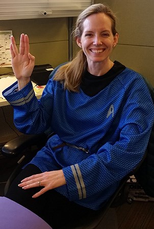 景观结构洛拉·盖格（Lora Geiger）穿着星际迷航万圣节服装时，用瓦肯（Vulcan）致敬。
