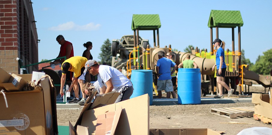 横跨堆堆纸板箱志愿者建造操场。