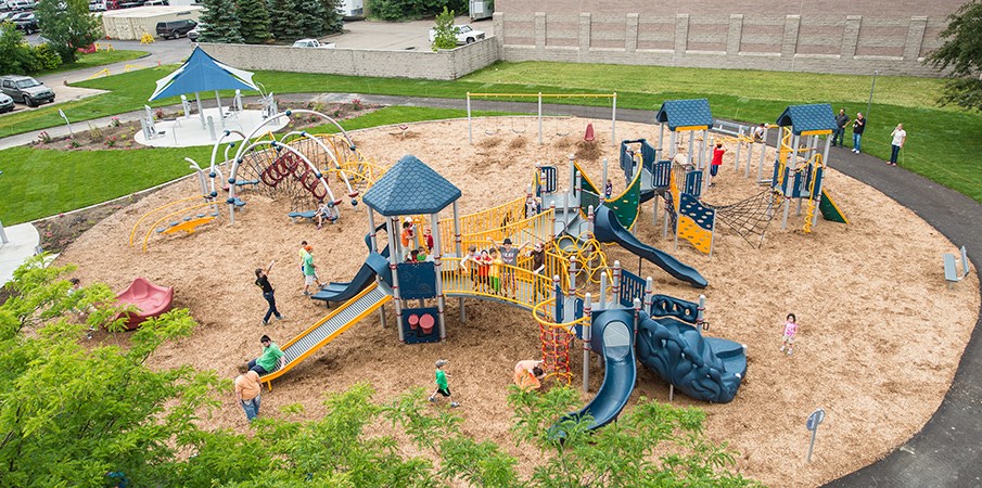在Evos和Playboster Playground套装上玩耍的孩子的高架景色。