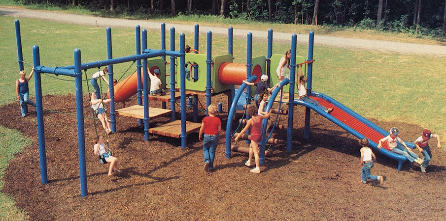 儿童在早期景观结构游乐场上玩耍。