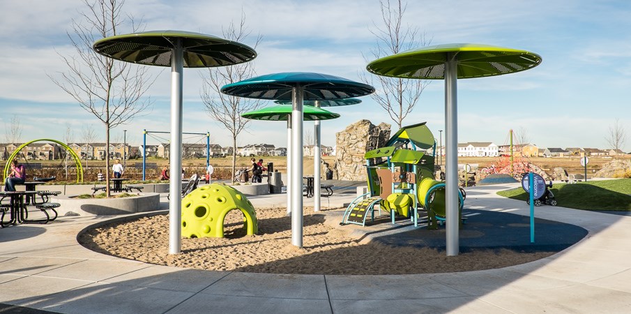 一个沙坑游乐区，配有舒适的圆顶和智能游戏运动的游乐场结构。