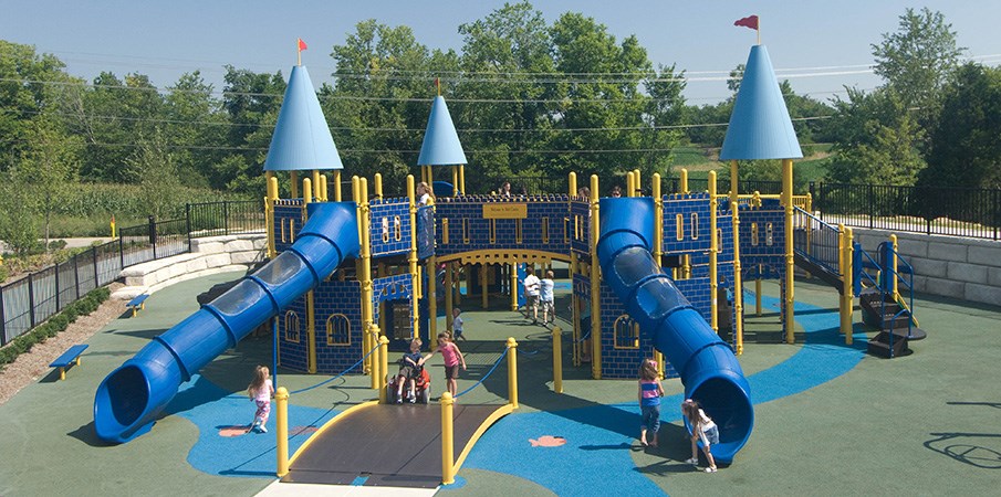孩子们在以城堡为主题的游乐场上玩耍。