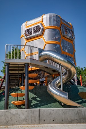 主要的游乐场结构带有不锈钢滑梯，从Ada轮椅坡道和甲板上降落。