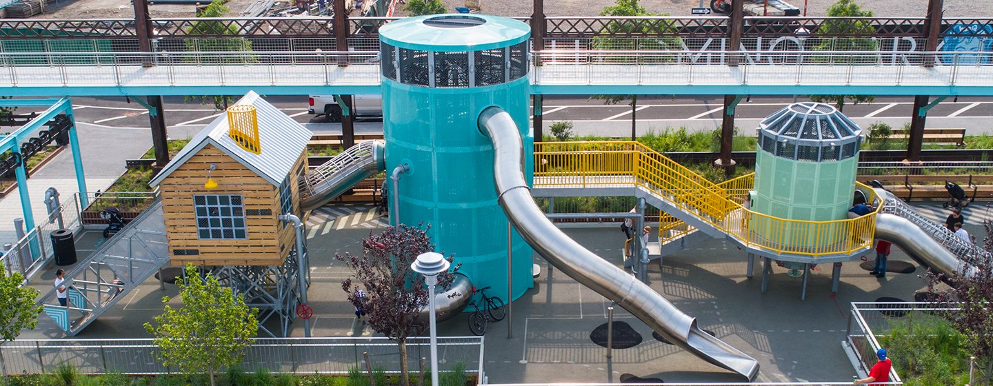 纽约布鲁克林Domino公园的糖厂主题游乐场的三个游乐场结构的高架侧视图。