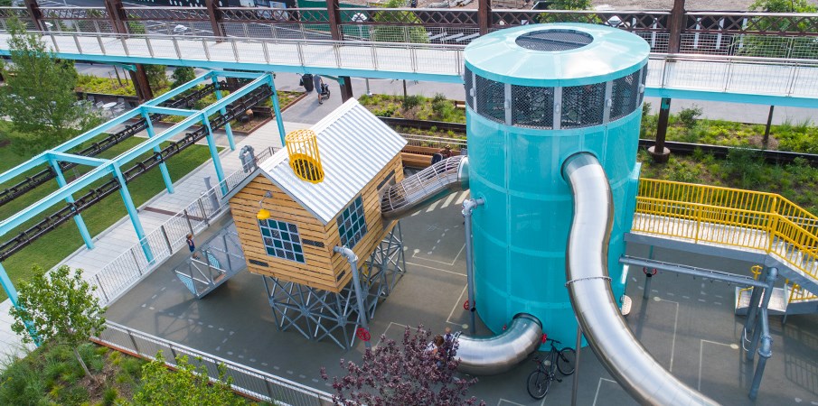 多米诺公园的甘蔗舱和甜水筒仓游乐场结构的高架侧视图。