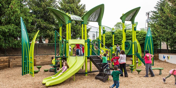 乔治县雇员的育儿中心的花园草主题游乐场。
