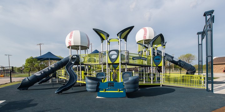 在Ankeny Mi足彩必威racle Park的两个故事包容性游乐场，带有定制的棒球塔屋顶。