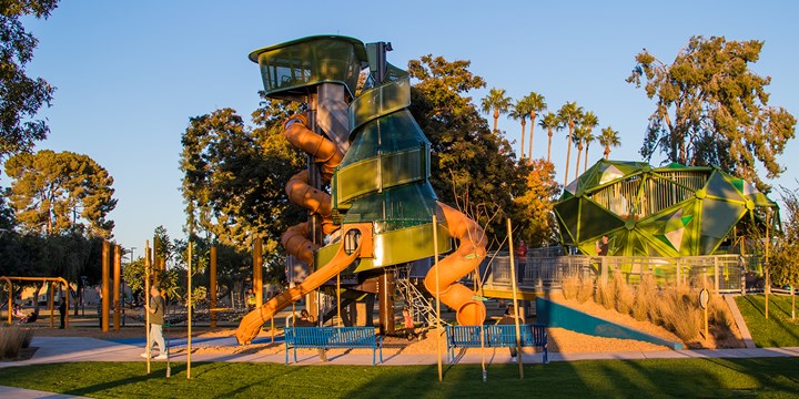 在先锋公园（Pioneer Park）形状的三个主要游乐场结构的全景。