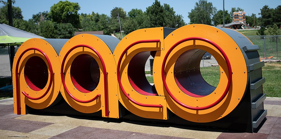 寿命大小的字母阅读“ paco”，并带有攀爬梯级和栏杆。