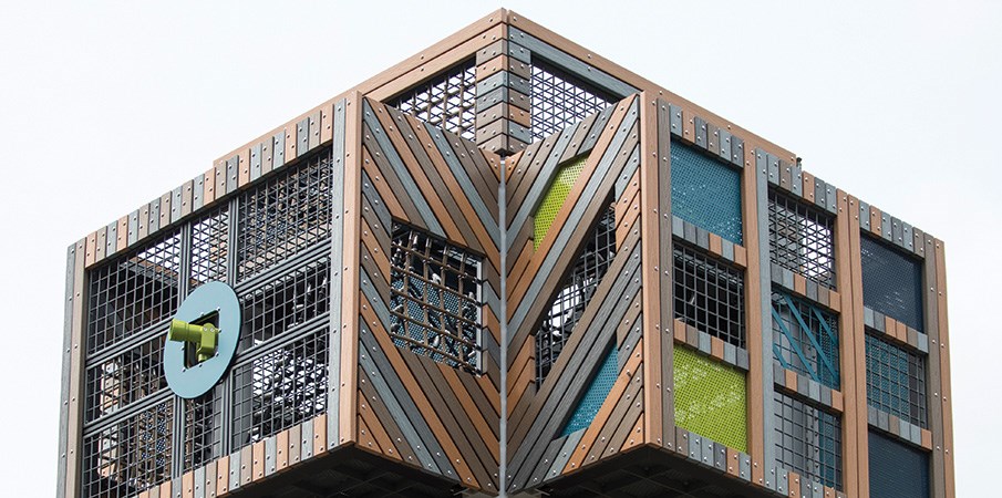 一个由实木和可回收塑料板材材料混合而成的游乐场塔的外部特写。
